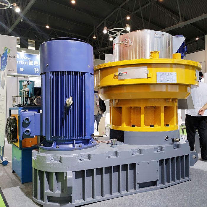 云南大理趙總添置大型生物顆粒機(jī)器，安裝現(xiàn)場(chǎng)